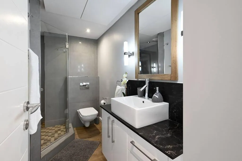 Bella - Stylish 1-Bed Apt In Trendy De Waterkant With Balcony Cape Town